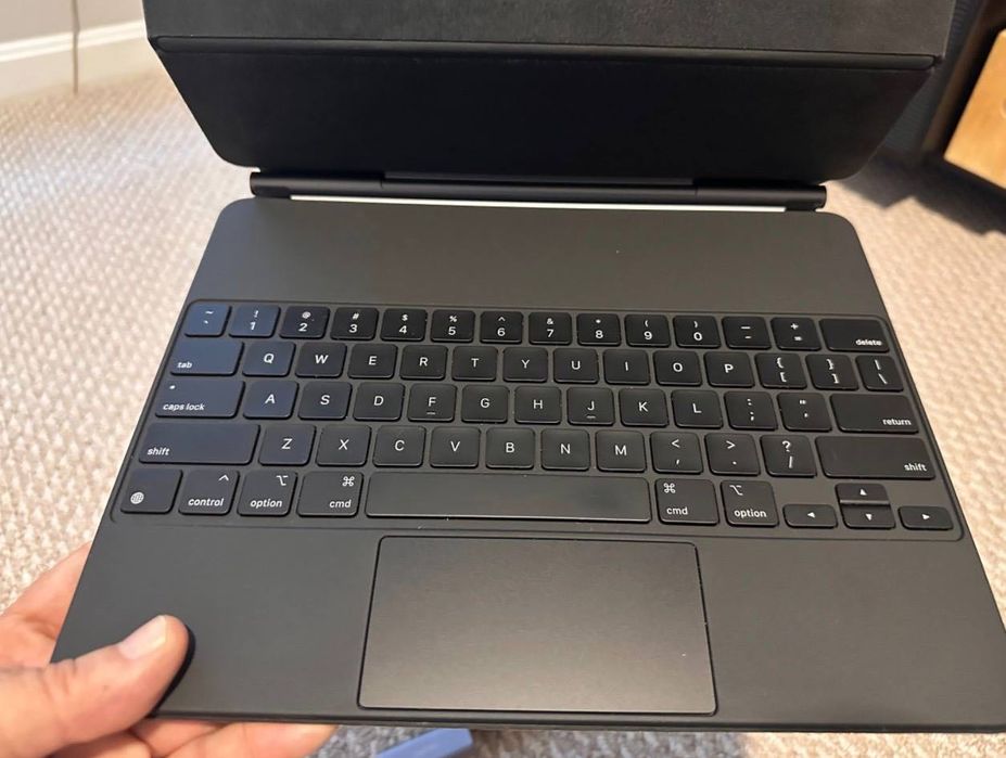 Apple iPad Pro M1 1TB Sim Card  + Magic Keyboard.