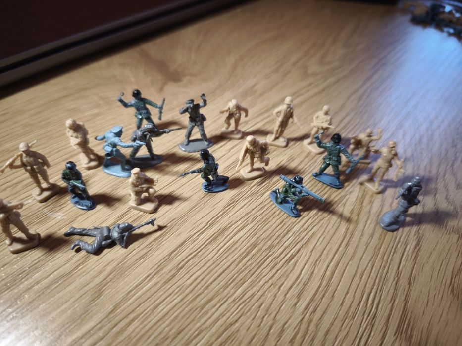 20 броя пластмасови войника