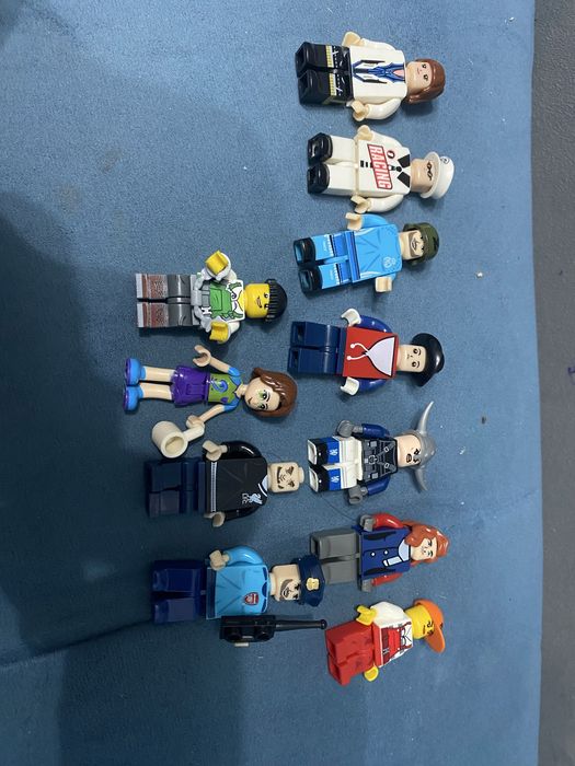 Продам человечков лего