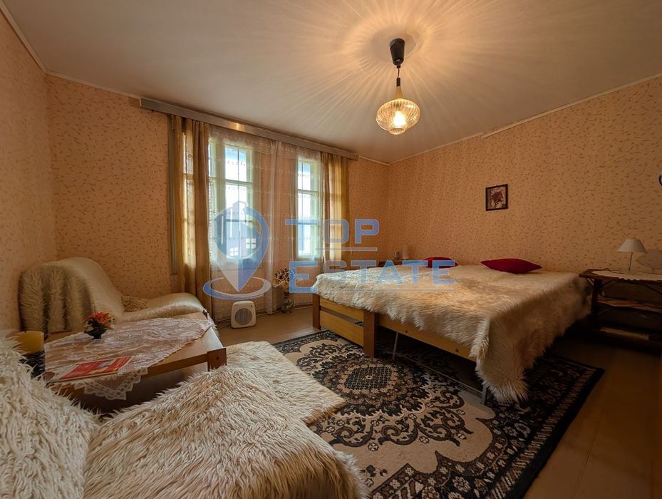 Двуетажна автентична къща с голям двор в село Лесичарка