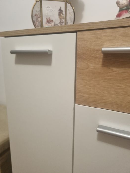 Vand comoda stare foarte buna. Poze cu cele 2 zgârieturi pe care le ar