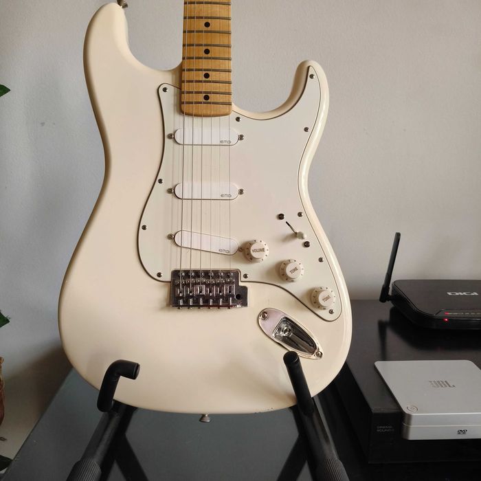 Chitara electrica Fender Stratocaster, doze si electronica EMG DG20