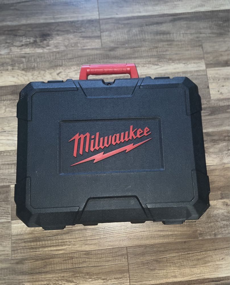 Vind trusa de auto filetante Milwaukee