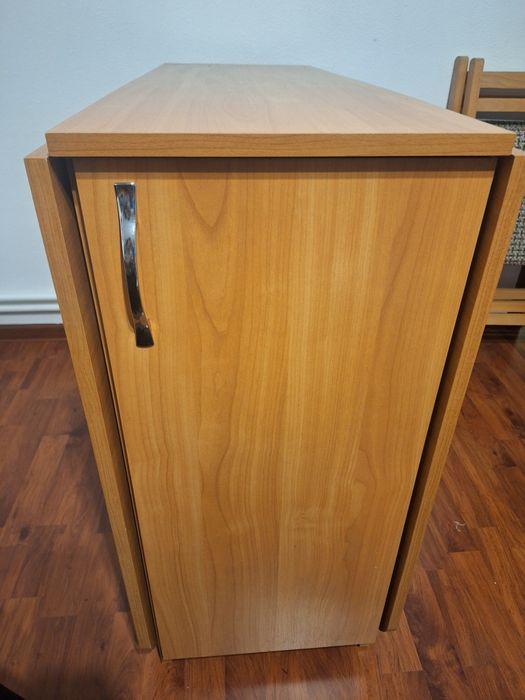 Masa pliabila extensibila si 10 scaune tapitate din lemn