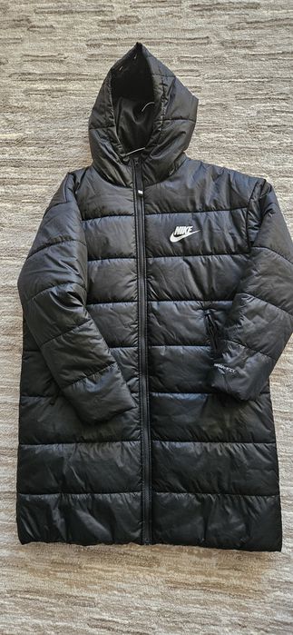 Vând geaca Nike marimea M, noua !