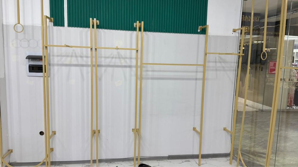 торговое оборудование витрины вешалки манекены