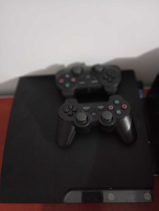 Vând PS 3 in stare foarte bună 2 controlere