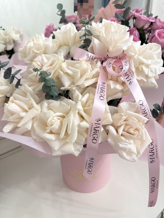 Продаю букет белых роз в коробке