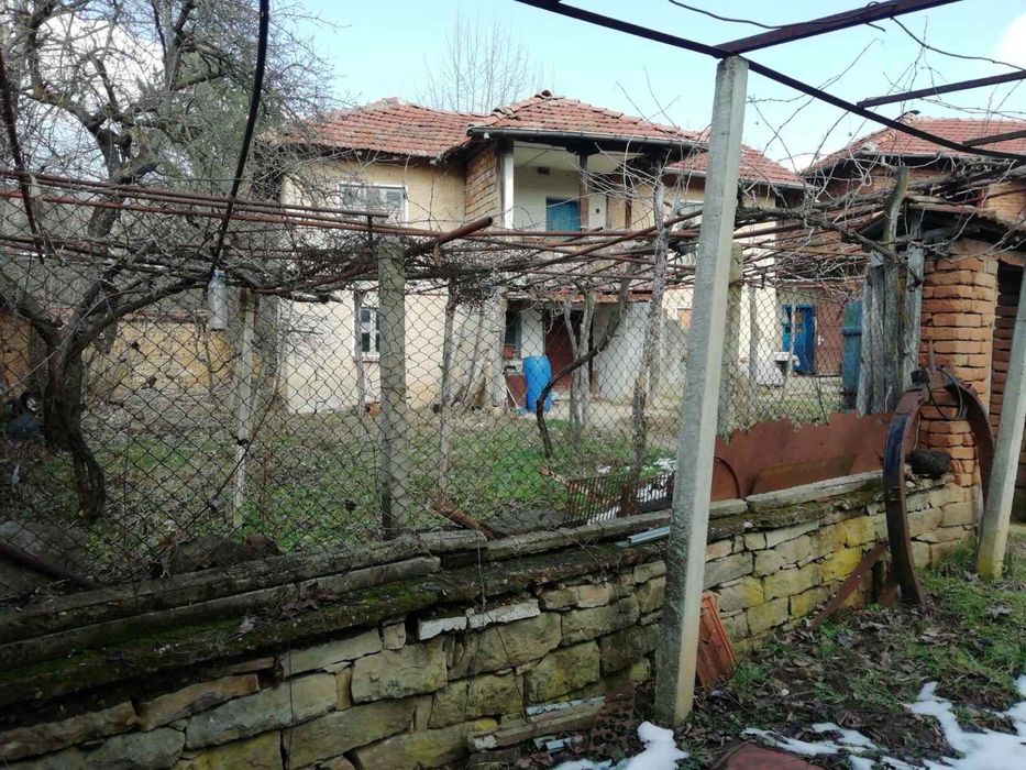 Продавам къща с двор в с.Гостиня, община Ловеч