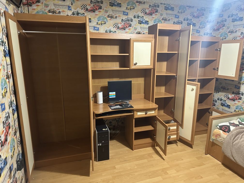 Продавам секция с гардероб