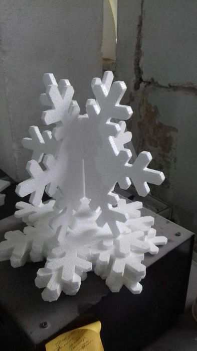 Снежинки и изделия из пенопласта на Новый Год