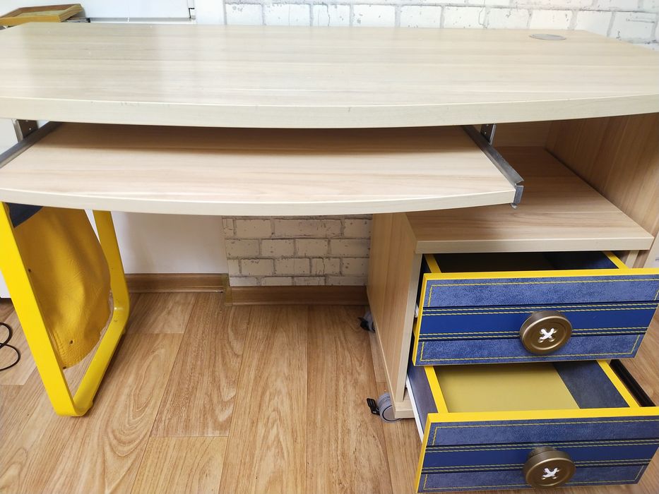 Стол с тумбой и полка для книг