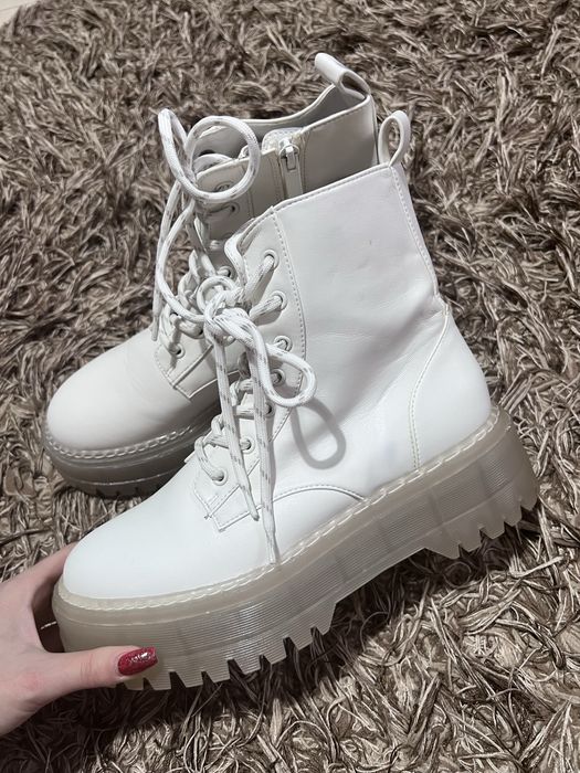 Vand bocanci pentru femei