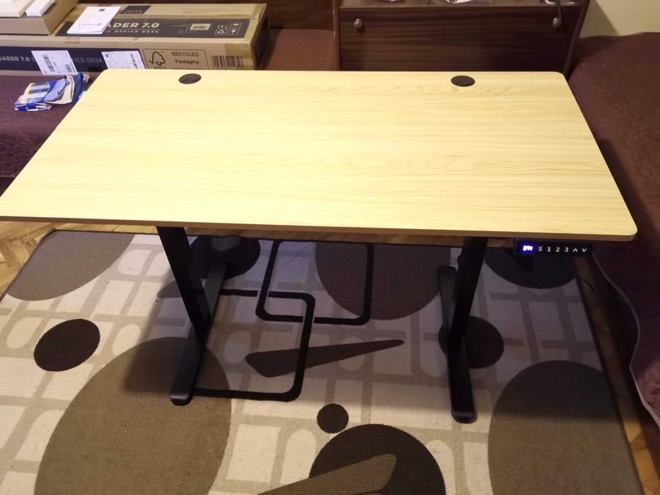 Бюро с регулируема височина Mark Adler Leader 7.0