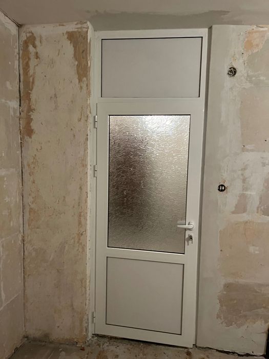 Продавам алуминиеви врати 2 бр