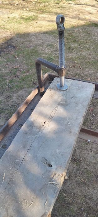 Стол железный с тисками