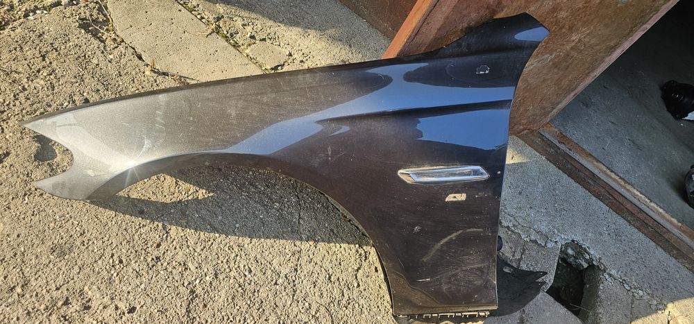 Aripa stanga fata bmw f10 Lci 2015