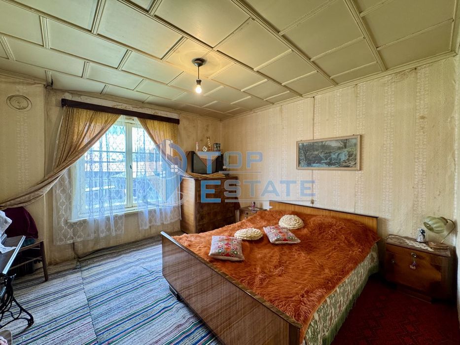 Къща с кладенец и голям двор в село Сушица, област Велико Търново