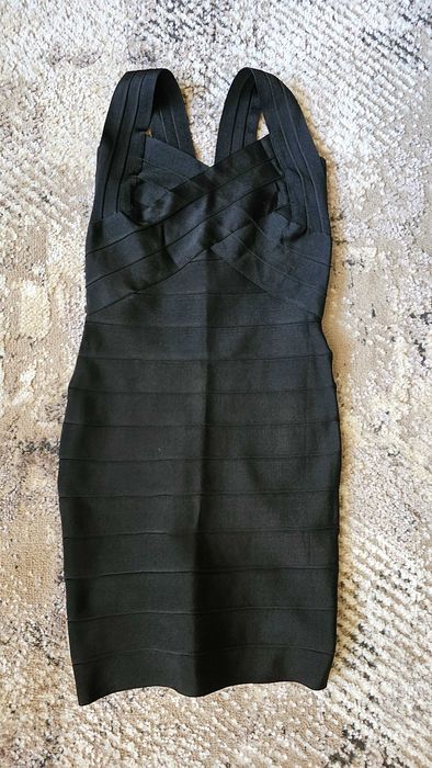 Къса черна рокля