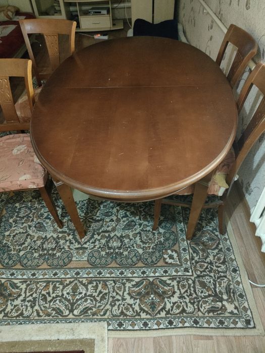 Стол италянскии обеденый  находиться за 8 микр га Тайваневхорошем сост