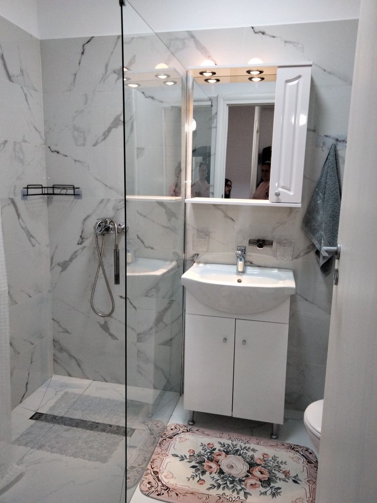 Ofer spre inchiriere garsoniera in bloc nou, utilat, mobilat modern,