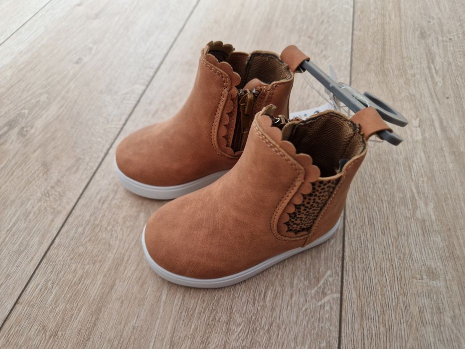 Ghete noi cu eticheta, marime 18