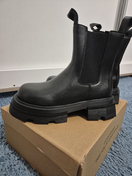 Ghete noi Musk, cu etichetă