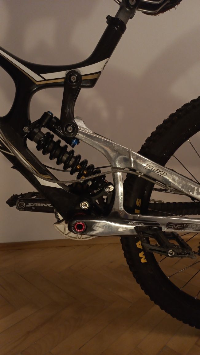 Santa Cruz V10 C
