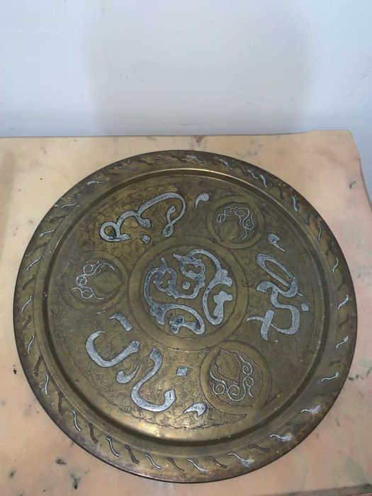 Masuta arabeasca cu blat alama gravata asezata pe suport de lemn