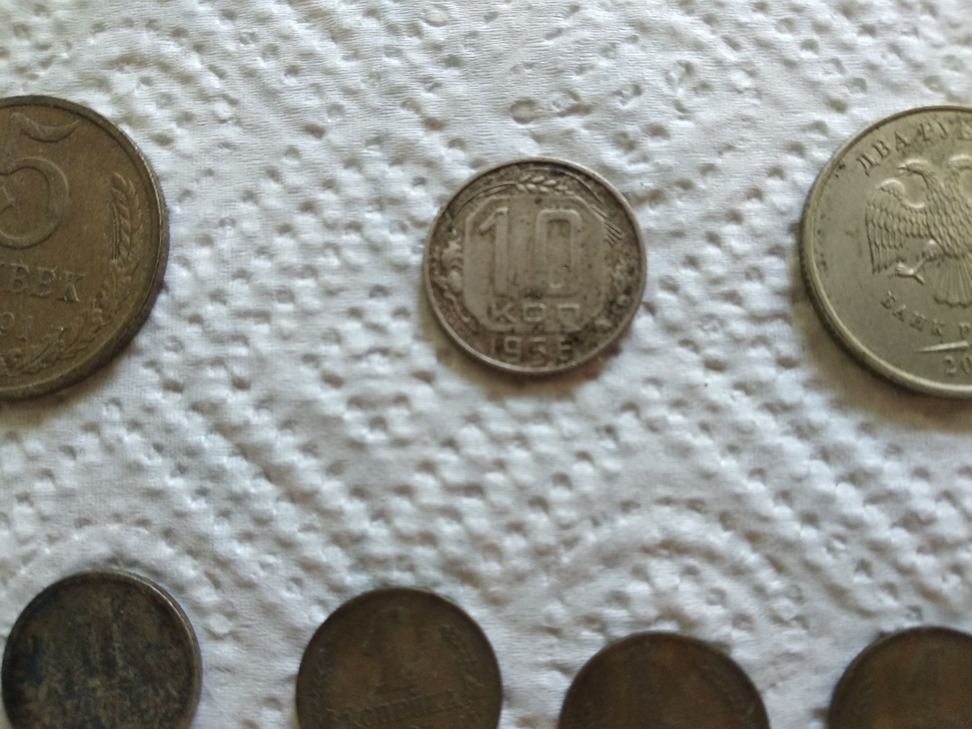 Продаю срочно монеты посуда штангу наутбук  посуду икону медали много