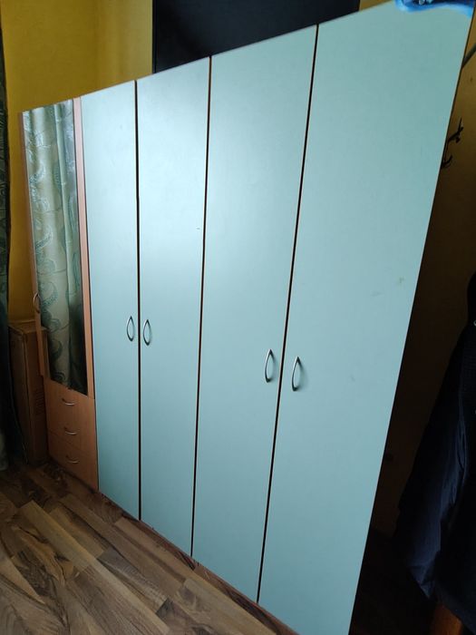 Гардероб с 3 секции.