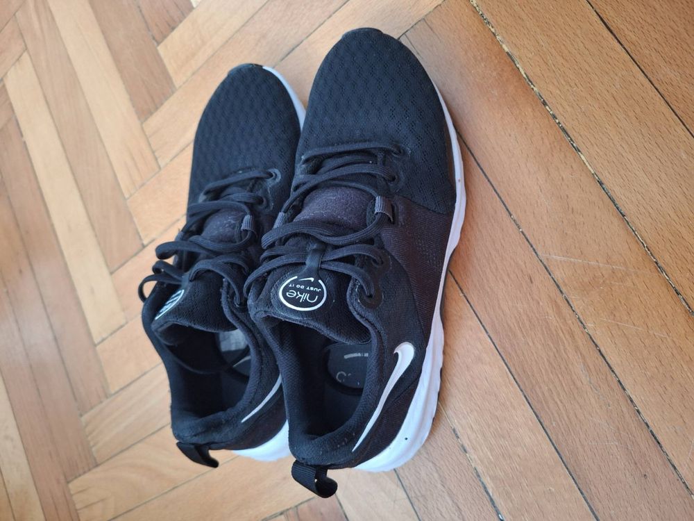 Дамски спортни маратонки Nike