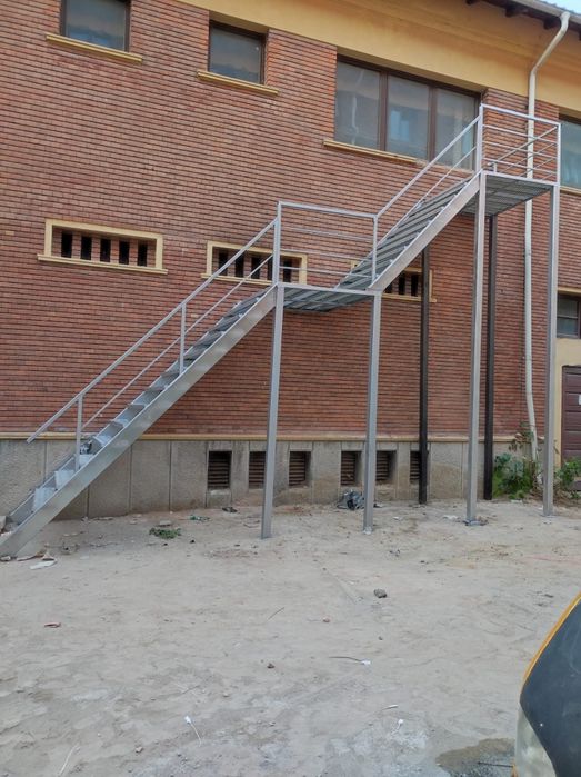 Scări metalice exterioare și interioare