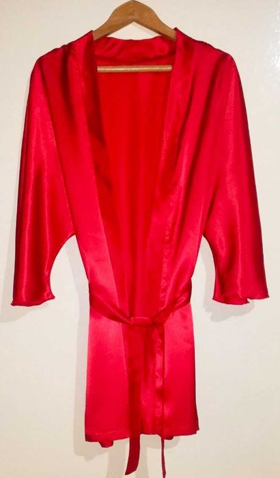 Дамски червен сатенен комплект нощница и халат