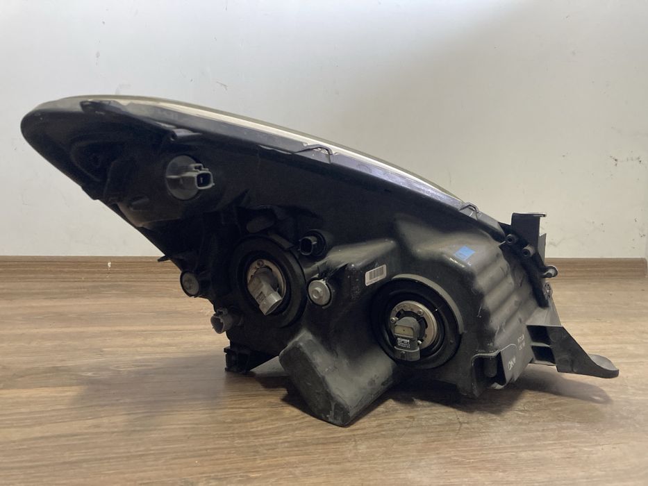 Ляв фар за Toyota Corolla verso/ Тойота Корола версо 2008г