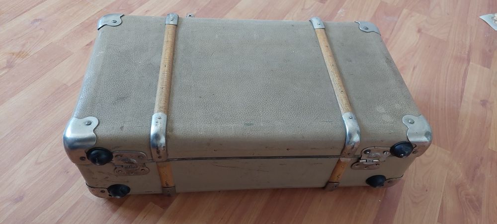 Geamantan foarte vechi