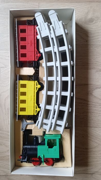 Локомотив - влакова композиция с пружинен механизъм