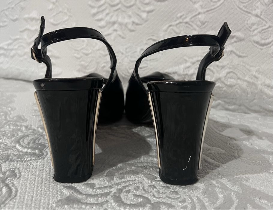 Елегантни обувки на ток