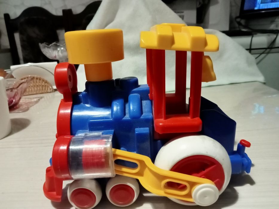Отдам игрушечный паровоз