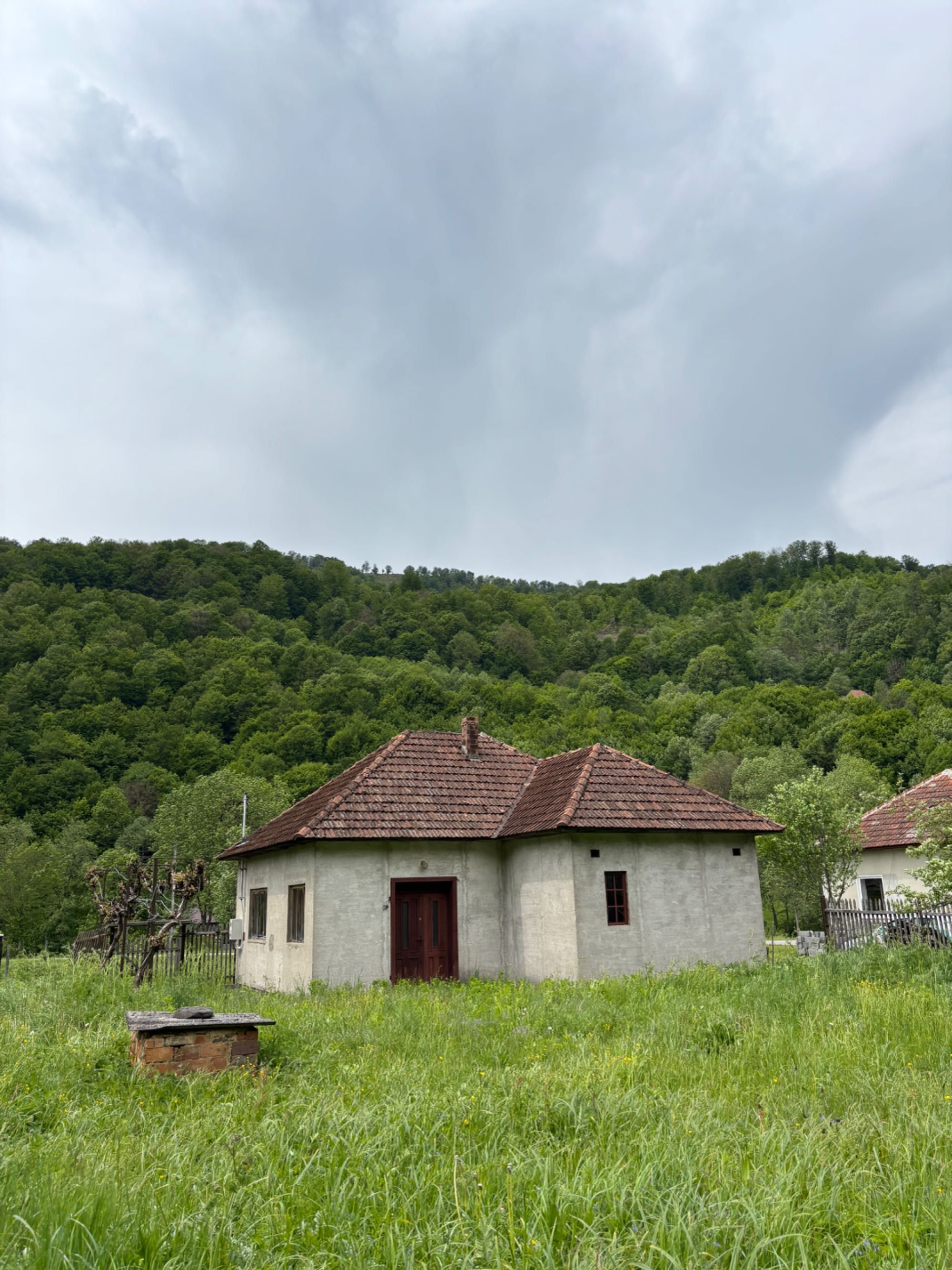 Vând casă și teren în Munteni, comuna Bulz ( Bihor) cu ieșire la DJ
