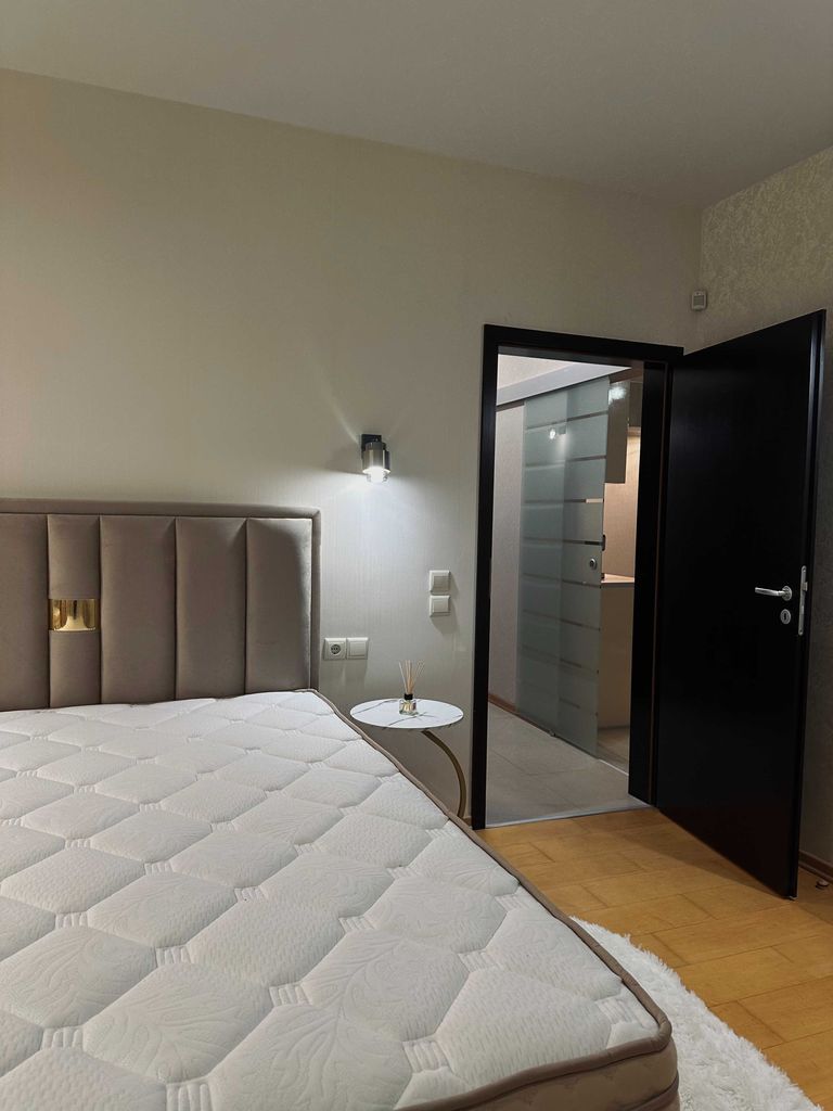 Дава се под наем Двустаен апартамент в София, Хладилника - 65 кв.м за 1200 € - Снимка #4