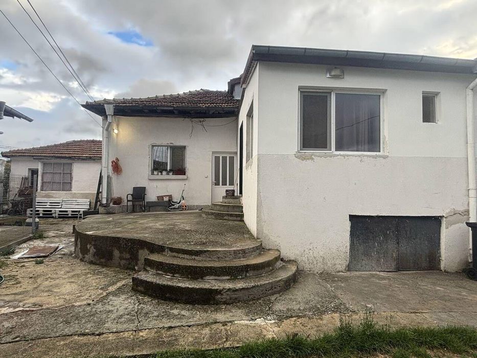 Едноетажна Къща с двор и АКТ 16 в гр. Камено