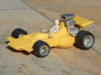 Macheta veche masina curse Formula 1 veche plastic 15 cm