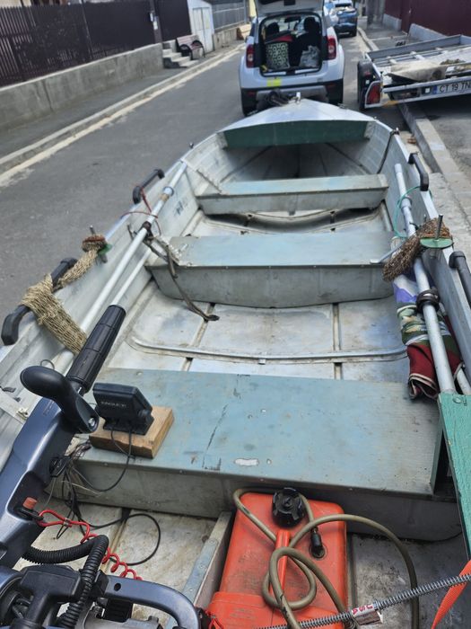 Vând barca aluminiu motor si peridoc înmatriculat