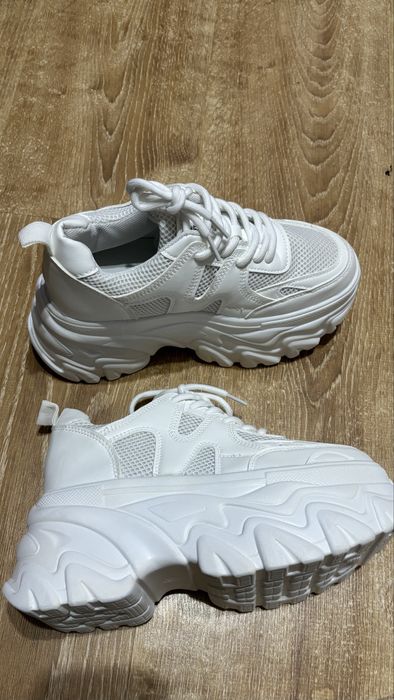 Продается новый белый крассовки размер 36. Они супер легкие.