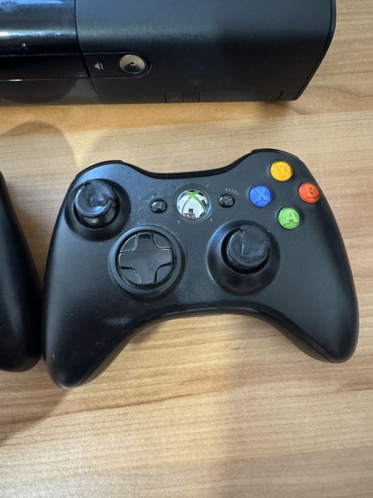 Xbox 360E cu 2 controllere, kinect si gta 5