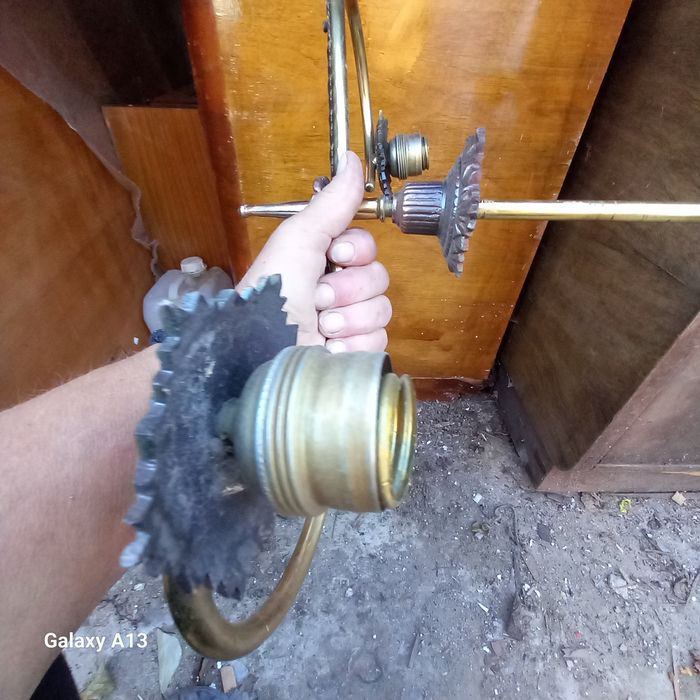 Lustra veche ,am abajururile dar nu originale