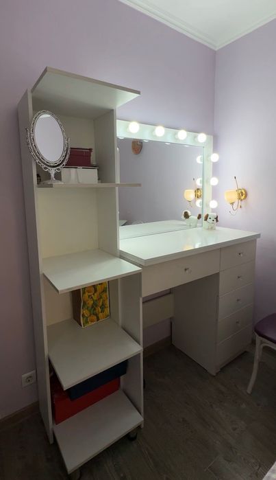 Трюмо (зеркало с лампочками)