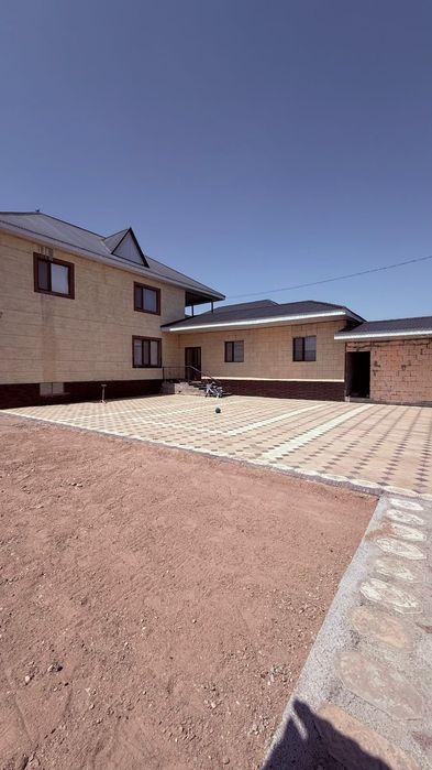 Үй сатылады. Массив арай