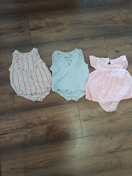 Подарявам бебешки дрешки
